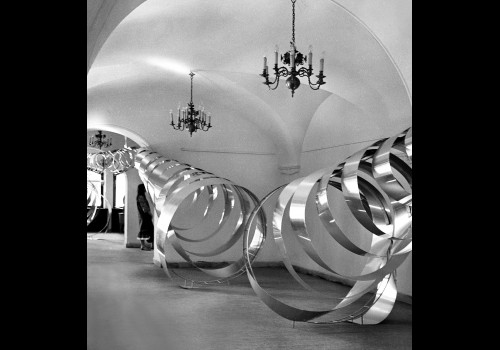 Magdalena Więcek. Rzeźba. Instalacja Nieskończoność, aluminium, Galeria Zapiecek, Warszawa 1979